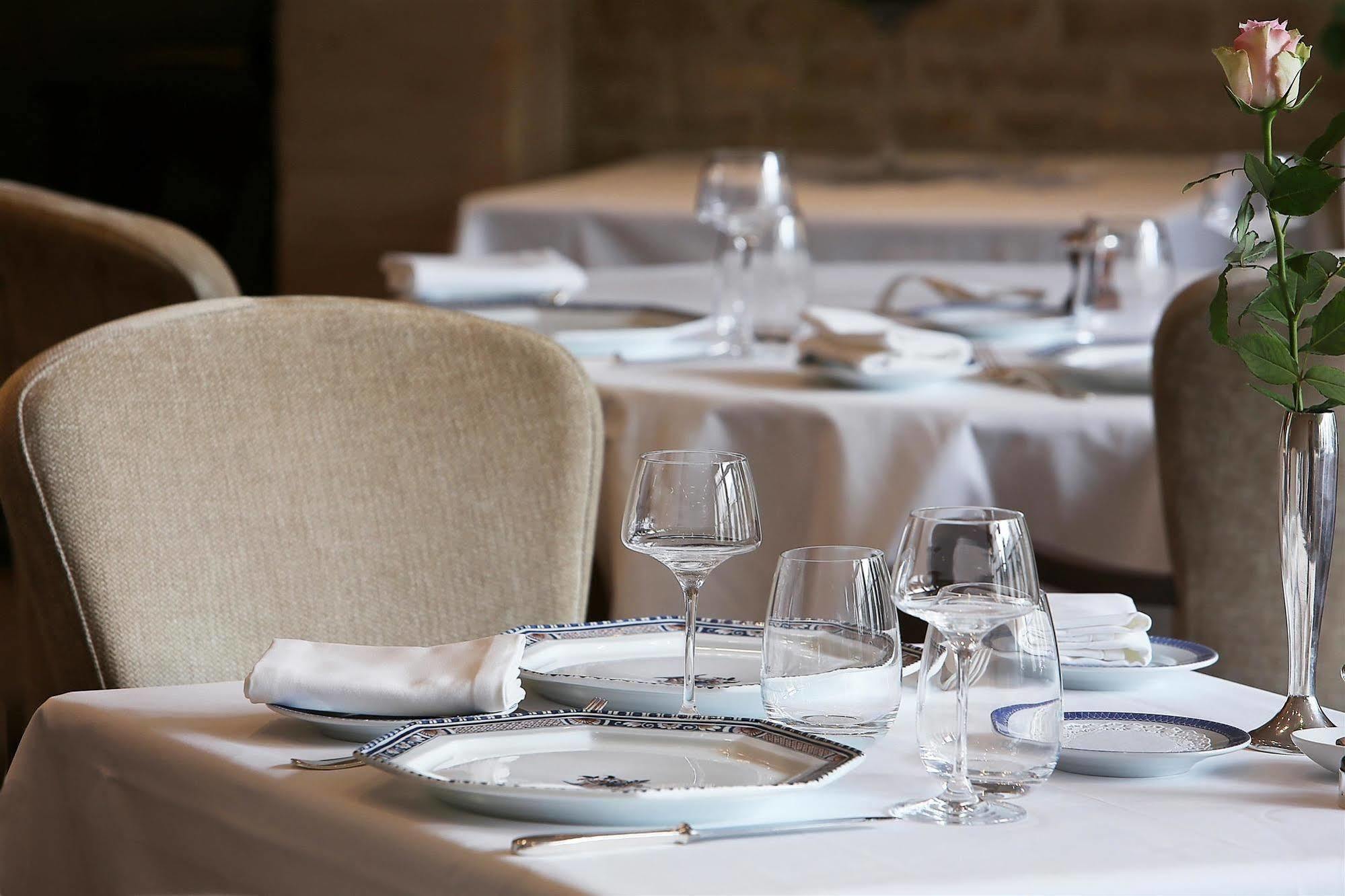 Hotel Restaurant Le Dauphin Et Le Spa Du Prieure Caen Buitenkant foto